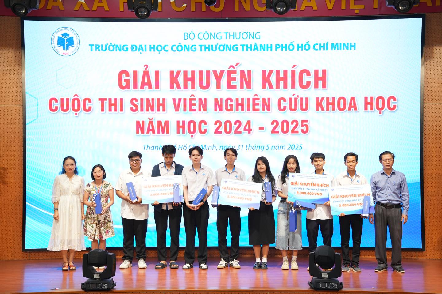 Ảnh tập thể nhận giải